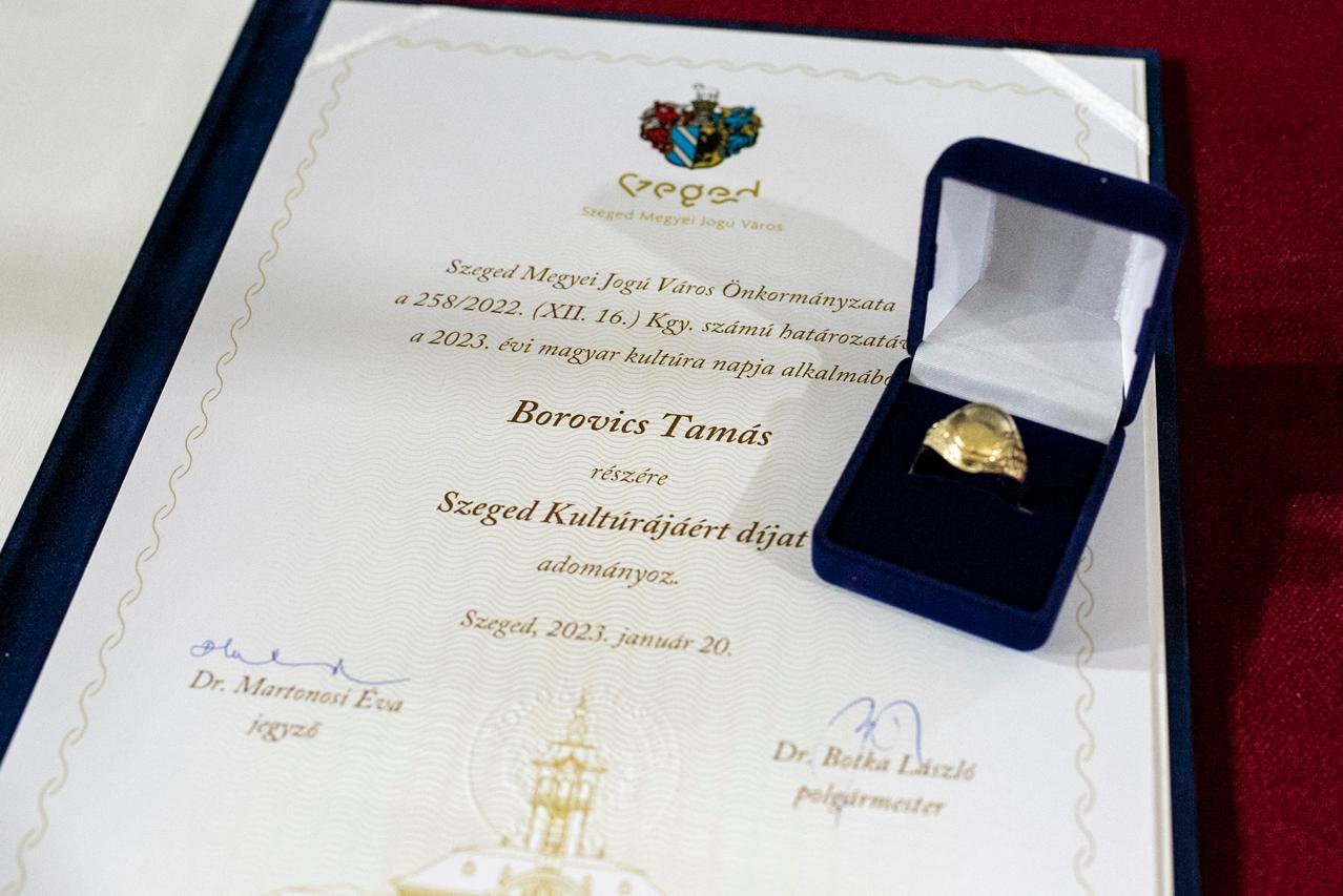 A városháza dísztermében köszöntötték a szegedi kultúra kiválóságait: Borovics Tamás színművész és Fagler Erika zenepedagógus az idei aranygyűrűs 1 A városháza dísztermében köszöntötték a szegedi kultúra kiválóságait: Borovics Tamás színművész és Fagler Erika zenepedagógus az idei aranygyűrűs 1