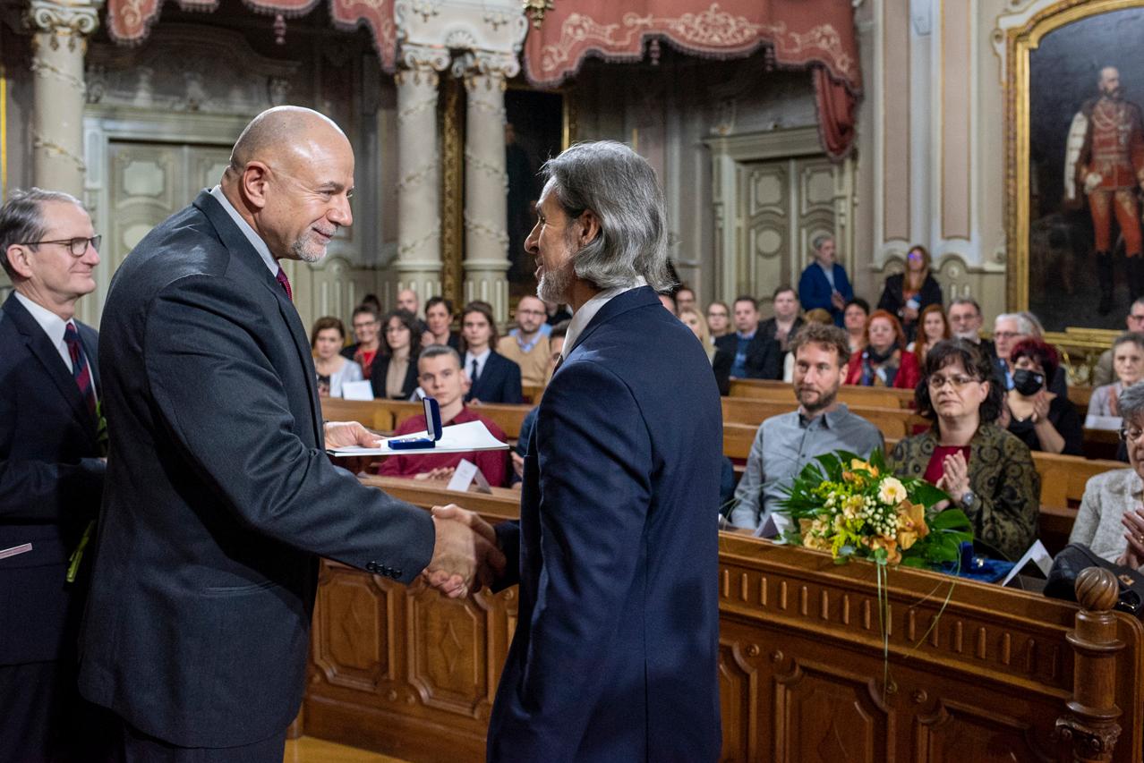 A városháza dísztermében köszöntötték a szegedi kultúra kiválóságait: Borovics Tamás színművész és Fagler Erika zenepedagógus az idei aranygyűrűs 3 A városháza dísztermében köszöntötték a szegedi kultúra kiválóságait: Borovics Tamás színművész és Fagler Erika zenepedagógus az idei aranygyűrűs 3