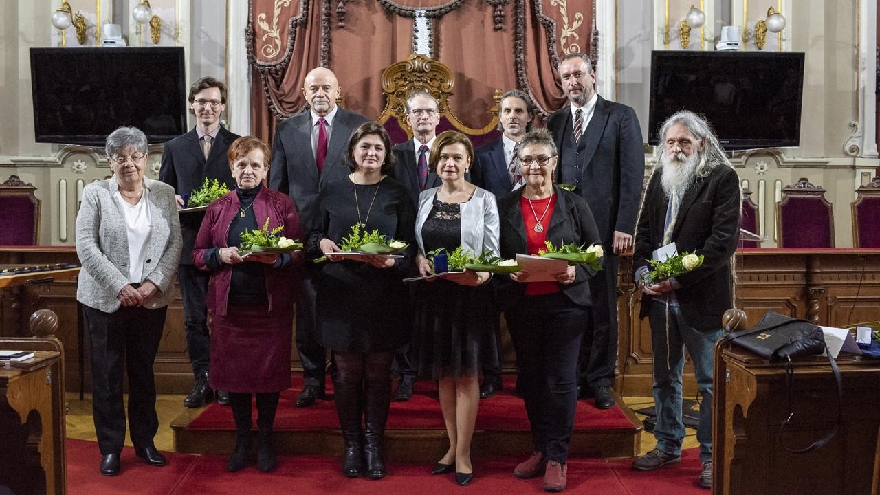 A városháza dísztermében köszöntötték a szegedi kultúra kiválóságait: Borovics Tamás színművész és Fagler Erika zenepedagógus az idei aranygyűrűs hír képe A városháza dísztermében köszöntötték a szegedi kultúra kiválóságait: Borovics Tamás színművész és Fagler Erika zenepedagógus az idei aranygyűrűs hír képe