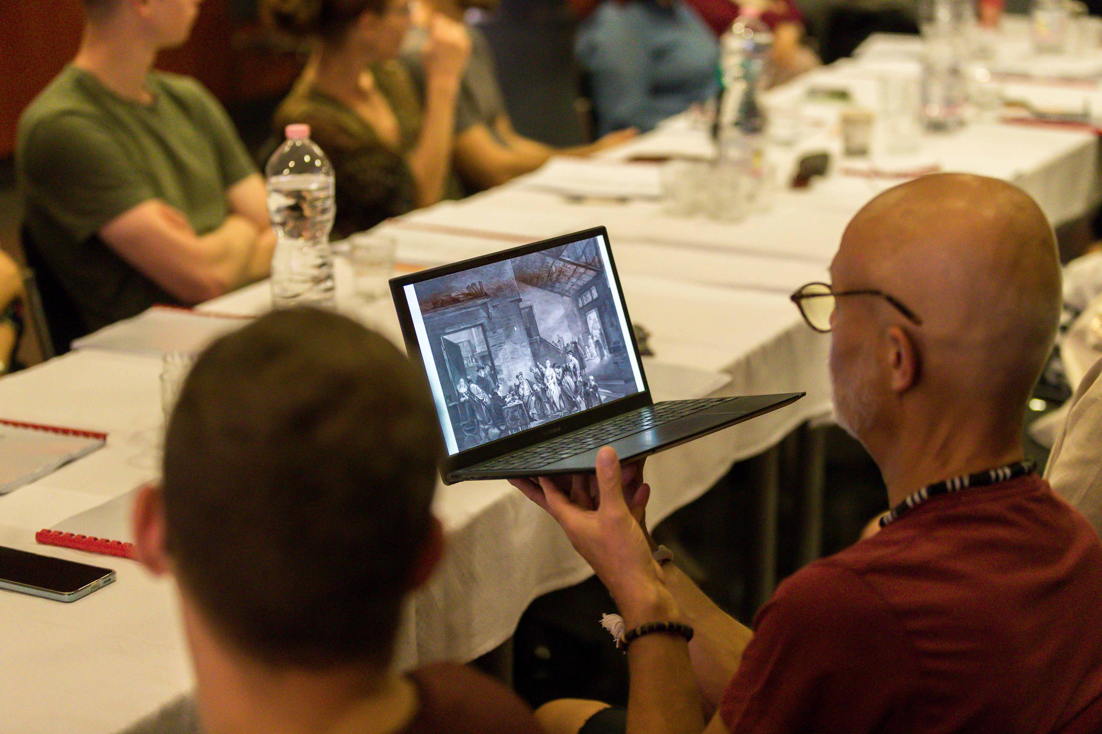 Az eltört korsó: új bemutató a szegedi Kisszínházban fotógaléria képe 4 Az eltört korsó: új bemutató a szegedi Kisszínházban fotógaléria képe 4
