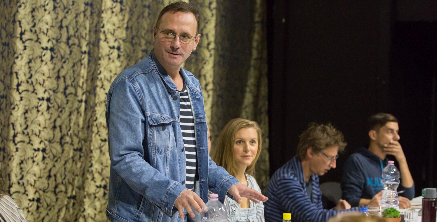 „Az Illatszertár egy mignon, egy zserbó, ami nem hiányozhat az asztalról” hír képe „Az Illatszertár egy mignon, egy zserbó, ami nem hiányozhat az asztalról” hír képe