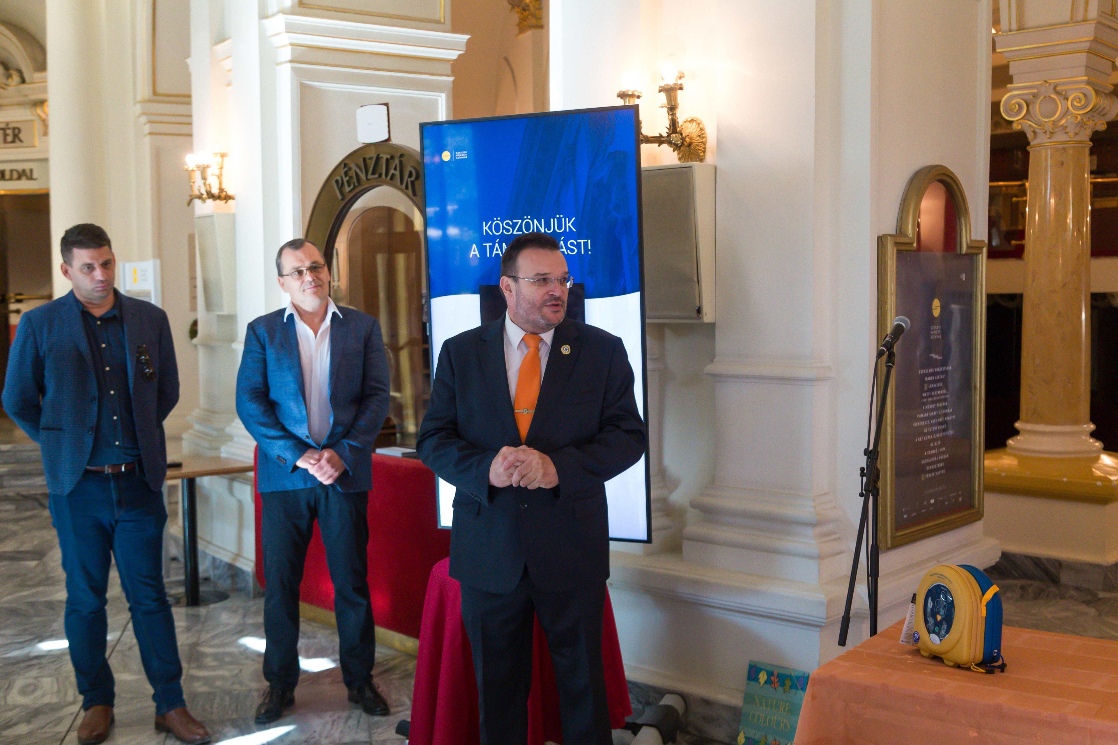 Defibrillátorokat kapott ajándékba a színház: mindkét játszóhely Élet Mentő Pont lehet a jövőben 2 Defibrillátorokat kapott ajándékba a színház: mindkét játszóhely Élet Mentő Pont lehet a jövőben 2