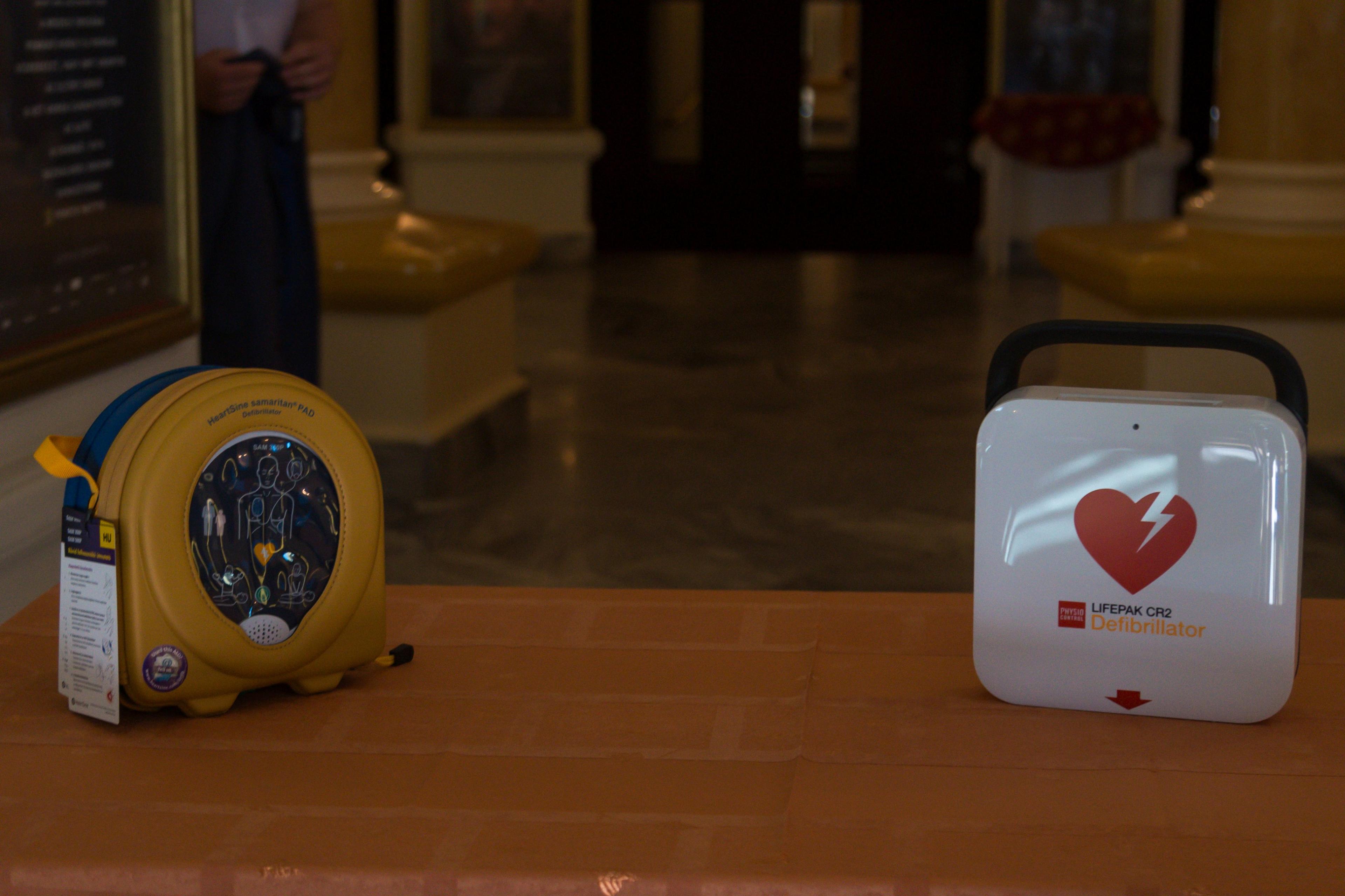 Defibrillátorokat kapott ajándékba a színház: mindkét játszóhely Élet Mentő Pont lehet a jövőben 4 Defibrillátorokat kapott ajándékba a színház: mindkét játszóhely Élet Mentő Pont lehet a jövőben 4