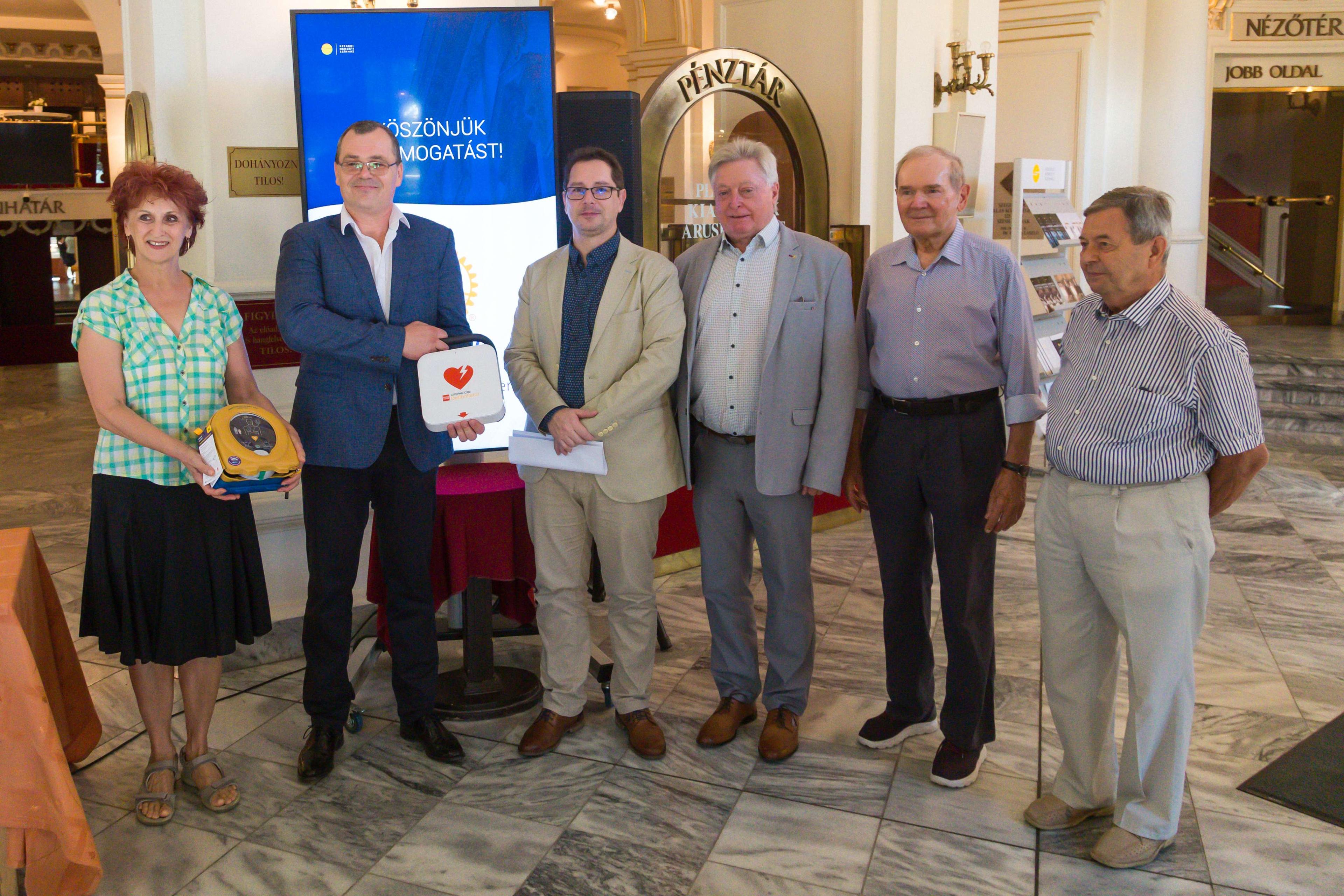 Defibrillátorokat kapott ajándékba a színház: mindkét játszóhely Élet Mentő Pont lehet a jövőben hír képe Defibrillátorokat kapott ajándékba a színház: mindkét játszóhely Élet Mentő Pont lehet a jövőben hír képe