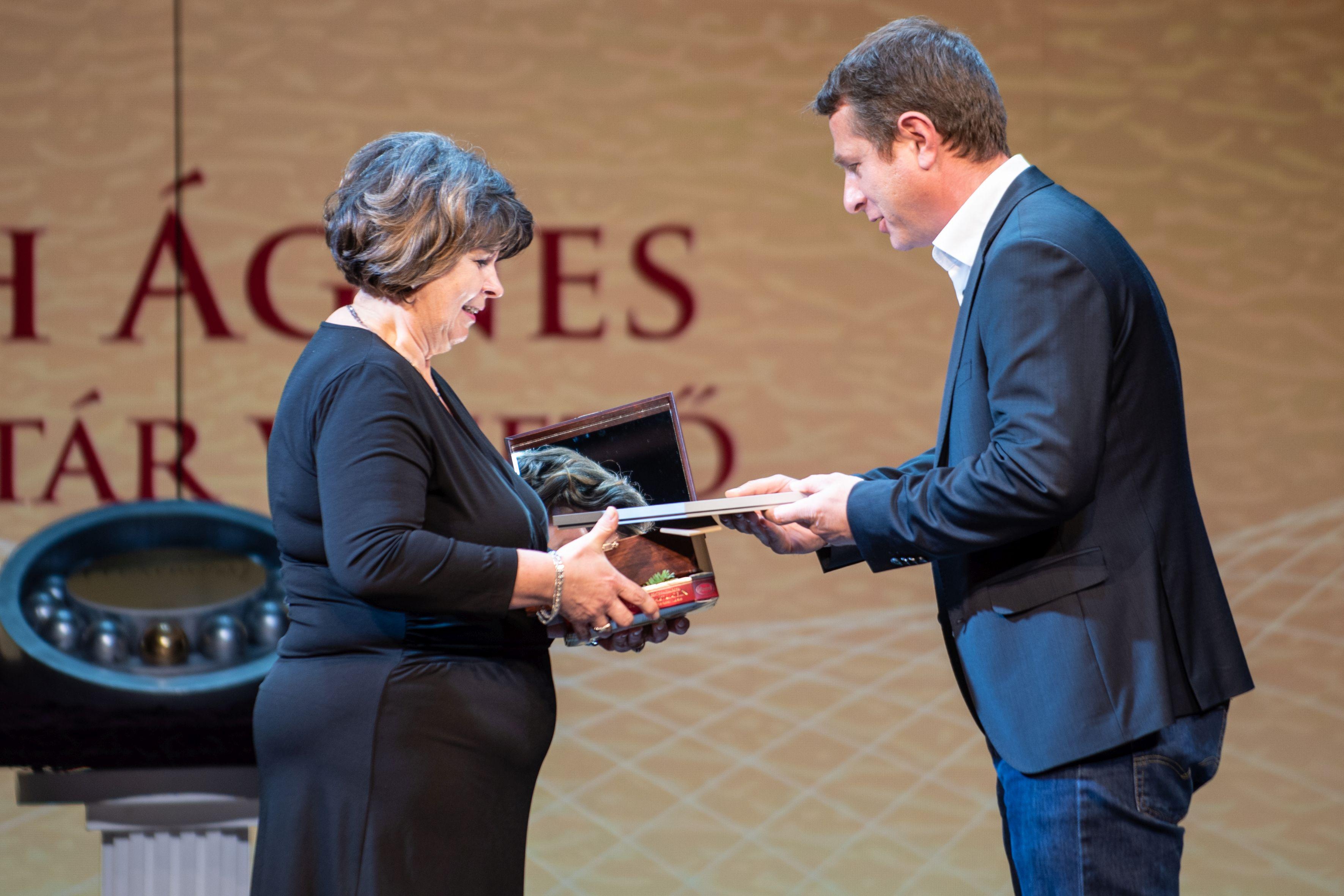 Elismerő szakmai díjat kapott Tóth Ágnes jelmeztárvezetőnk fotógaléria képe 4 Elismerő szakmai díjat kapott Tóth Ágnes jelmeztárvezetőnk fotógaléria képe 4