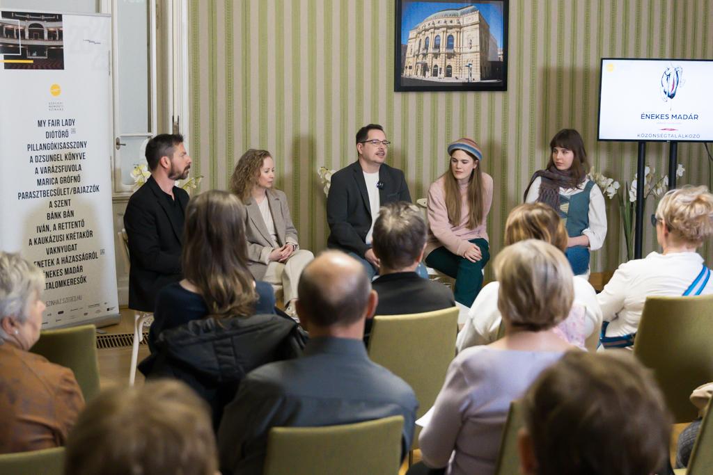 Énekes madár közönségtalálkozó: a szerelem és a házasság kérdése volt a fő téma a Reök-palotában hír képe Énekes madár közönségtalálkozó: a szerelem és a házasság kérdése volt a fő téma a Reök-palotában hír képe