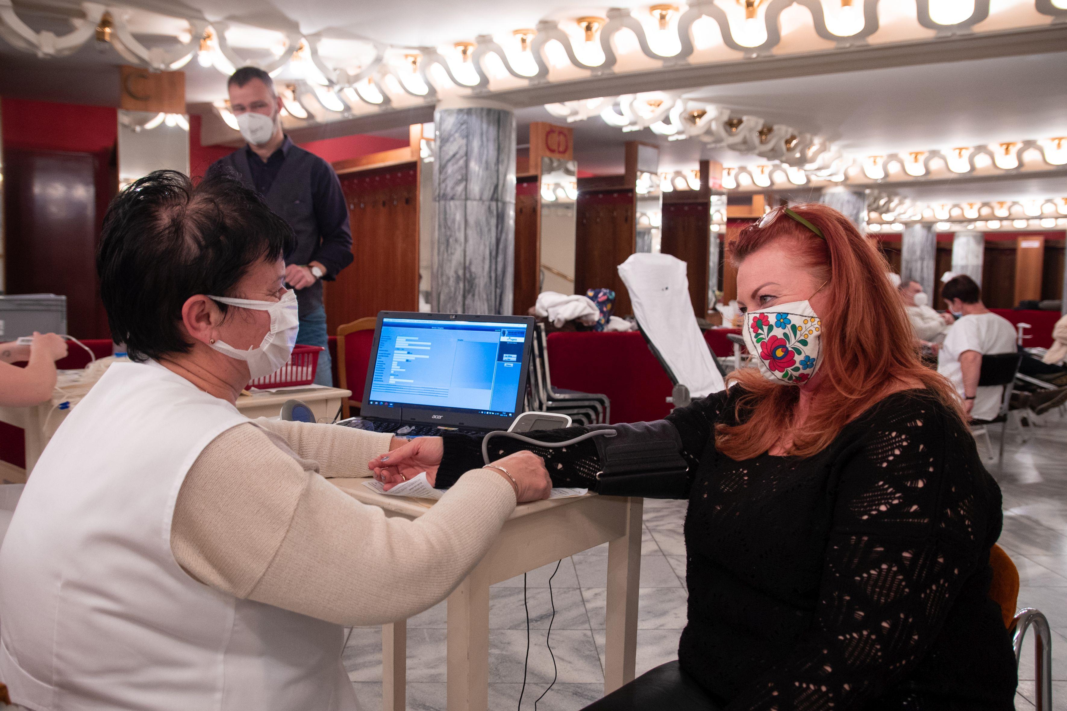 Harmincan nyújtották karjukat a színházban, hogy betegeken segítsenek 2 Harmincan nyújtották karjukat a színházban, hogy betegeken segítsenek 2