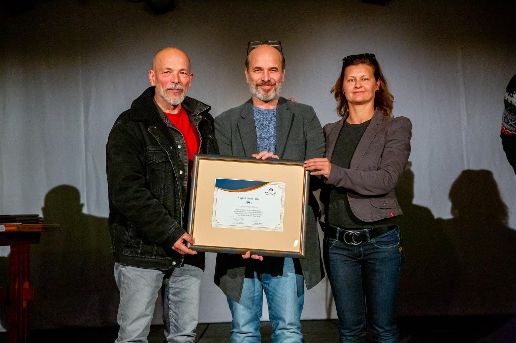 Három díjat is besöpört az eSzínházi Fesztiválon a Szegedi Nemzeti Színház 1984 című előadása fotógaléria képe 4 Három díjat is besöpört az eSzínházi Fesztiválon a Szegedi Nemzeti Színház 1984 című előadása fotógaléria képe 4