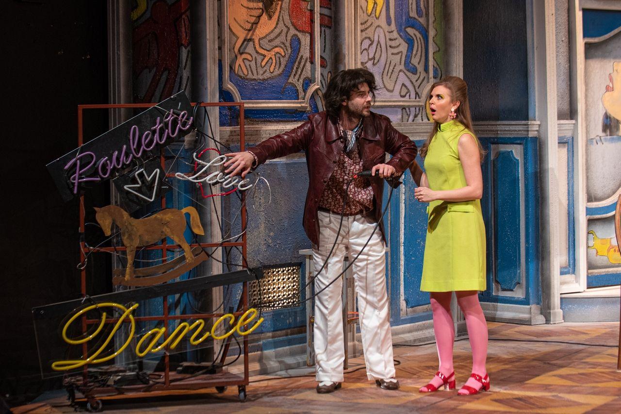 Játék a sötétben, ami leginkább világos: rövidzárlat és vakrepülés a bezárt Kisszínház színpadán hír képe Játék a sötétben, ami leginkább világos: rövidzárlat és vakrepülés a bezárt Kisszínház színpadán hír képe