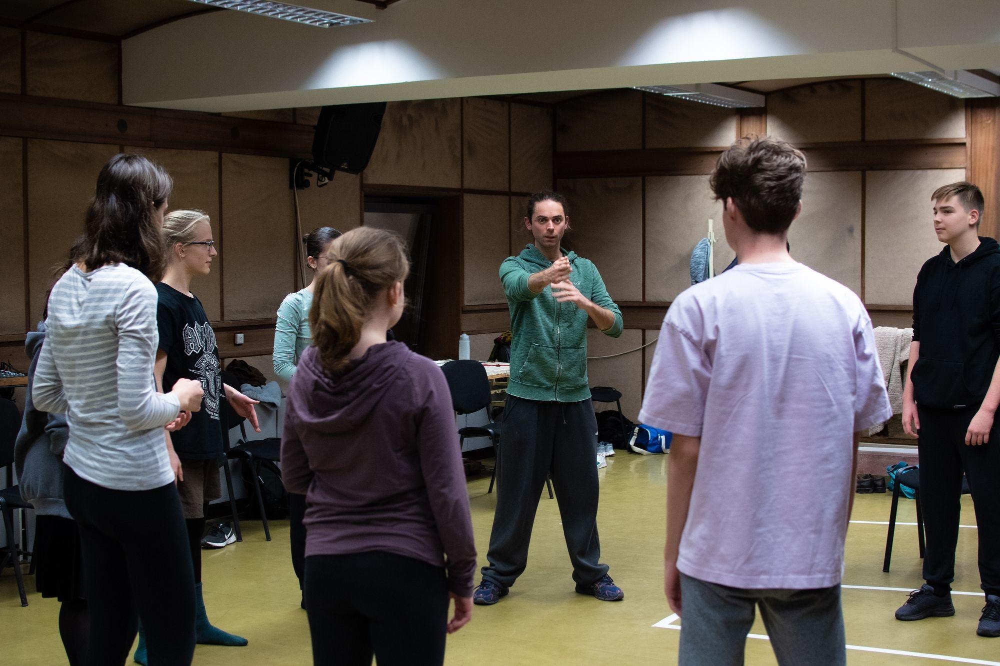 Játszva, szórakoztatva nevelik a nézők generációit: egyetlen kőszínházként a szegedi tartott karantén alatt is online tantermi előadást hír képe Játszva, szórakoztatva nevelik a nézők generációit: egyetlen kőszínházként a szegedi tartott karantén alatt is online tantermi előadást hír képe