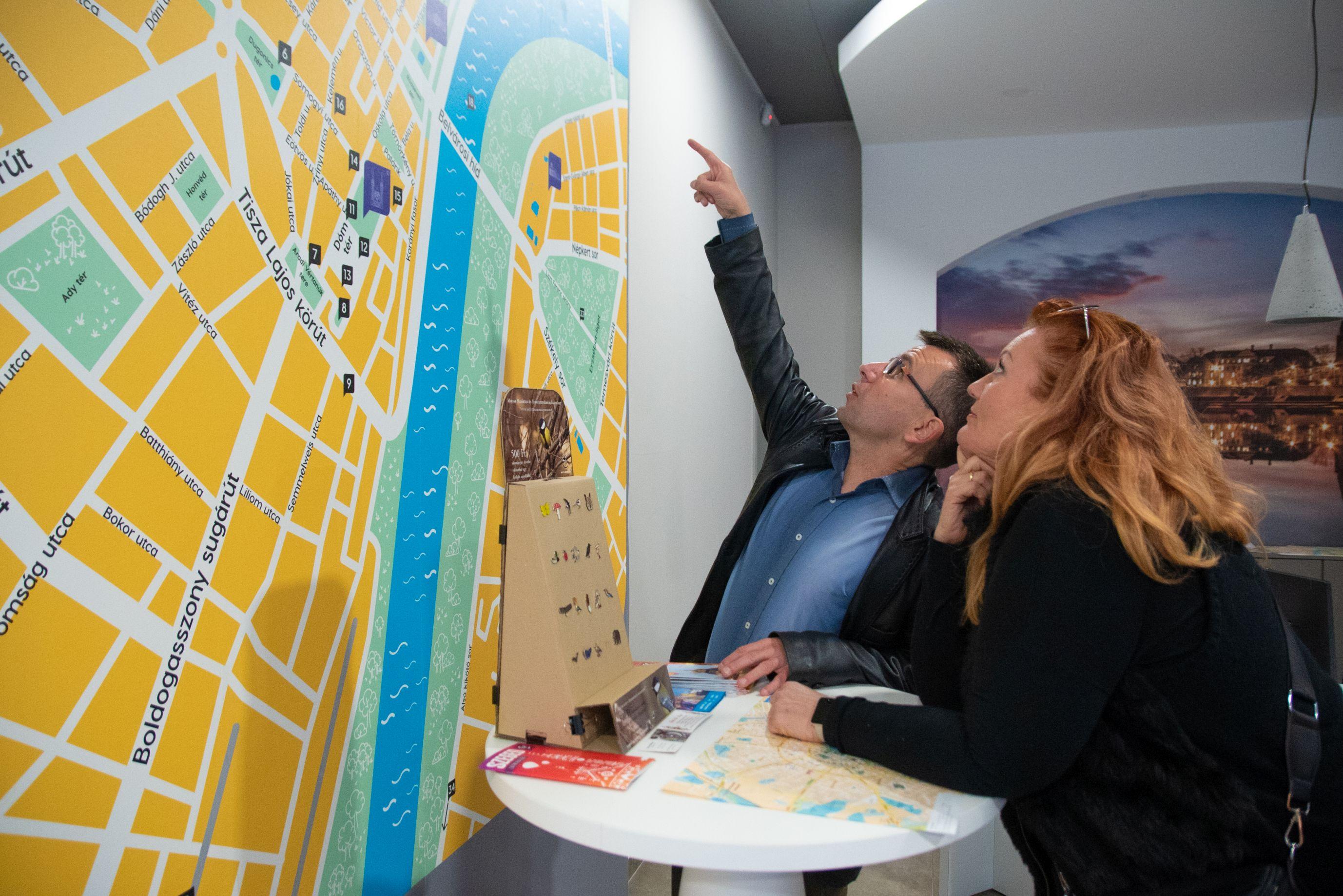 Kerékpáros idegenvezetőnek áll a Szegedi Nemzeti Színház zöld nagykövete hír képe Kerékpáros idegenvezetőnek áll a Szegedi Nemzeti Színház zöld nagykövete hír képe