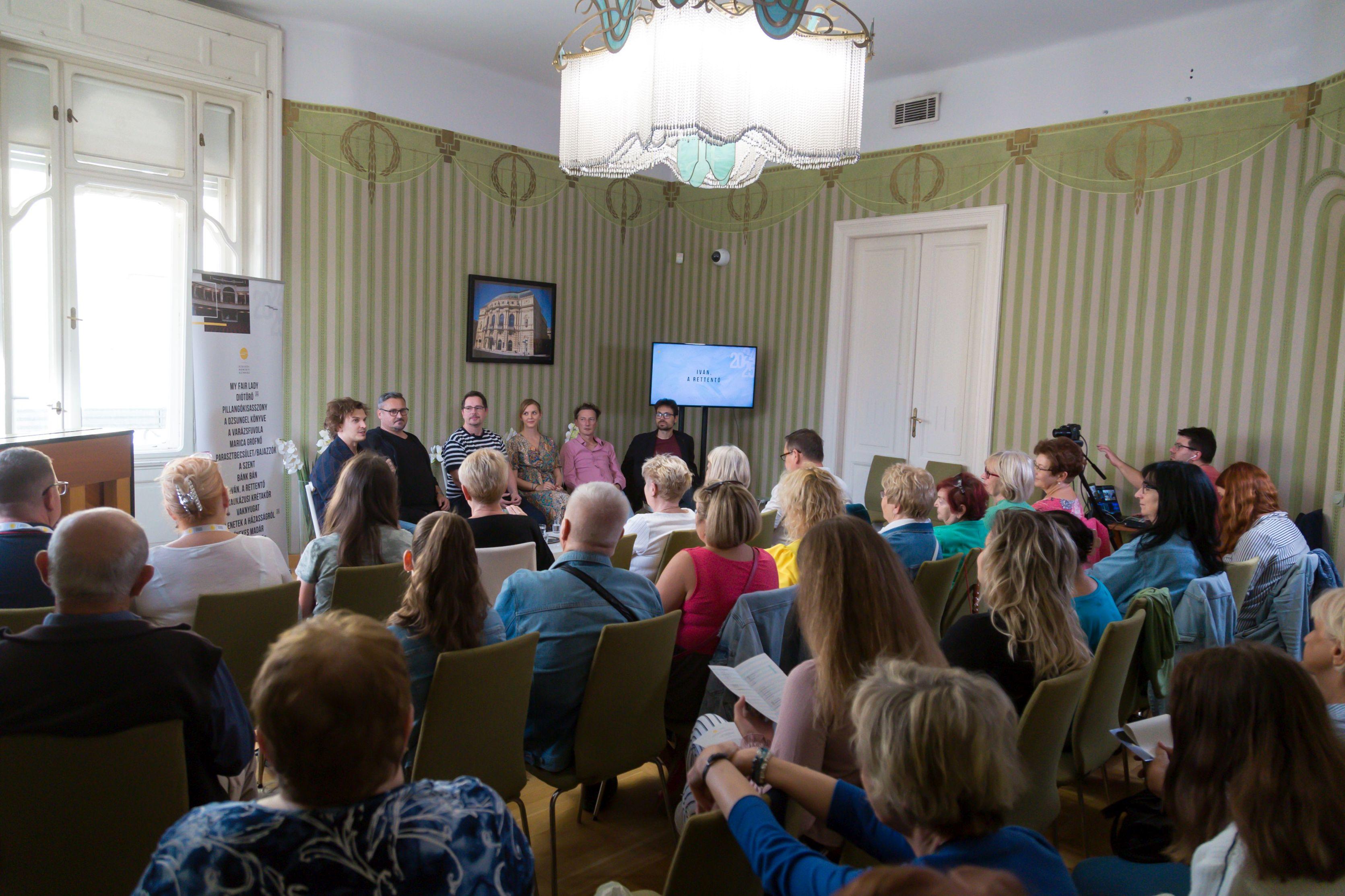 Közönségtalálkozó: Bulgakov hatalmaskodó kisembere és kicsinyeskedő uralkodója együtt elevenedik meg a Kisszínházban 2 Közönségtalálkozó: Bulgakov hatalmaskodó kisembere és kicsinyeskedő uralkodója együtt elevenedik meg a Kisszínházban 2