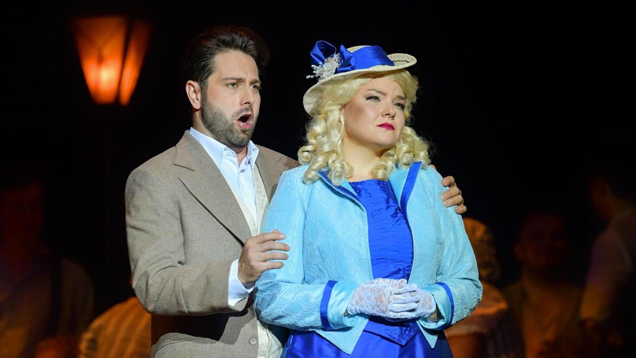 Manon Lescaut az Eiffel-torony tövében hír képe Manon Lescaut az Eiffel-torony tövében hír képe