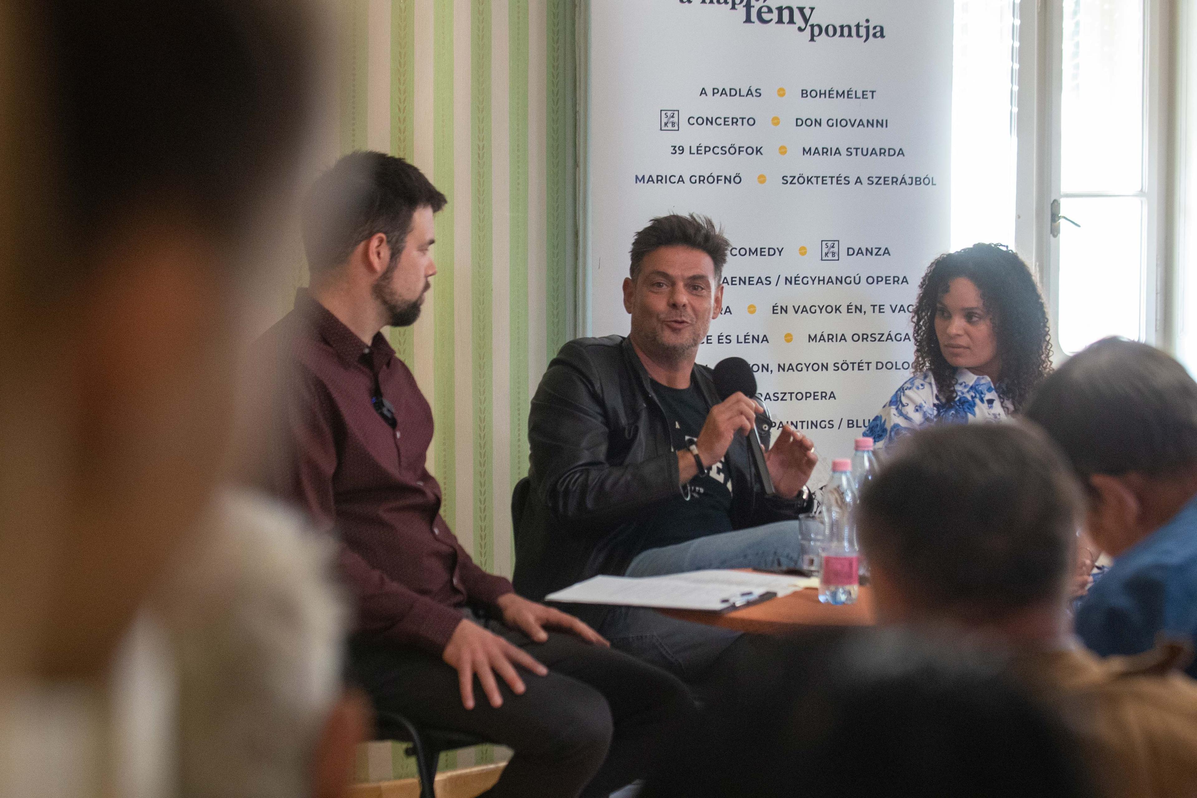 Martin McDonagh fekete komédiája nyitja a kisszínházi évadot: asszociatív játék a rasszizmusról és a kizsákmányolásról fotógaléria képe 4 Martin McDonagh fekete komédiája nyitja a kisszínházi évadot: asszociatív játék a rasszizmusról és a kizsákmányolásról fotógaléria képe 4