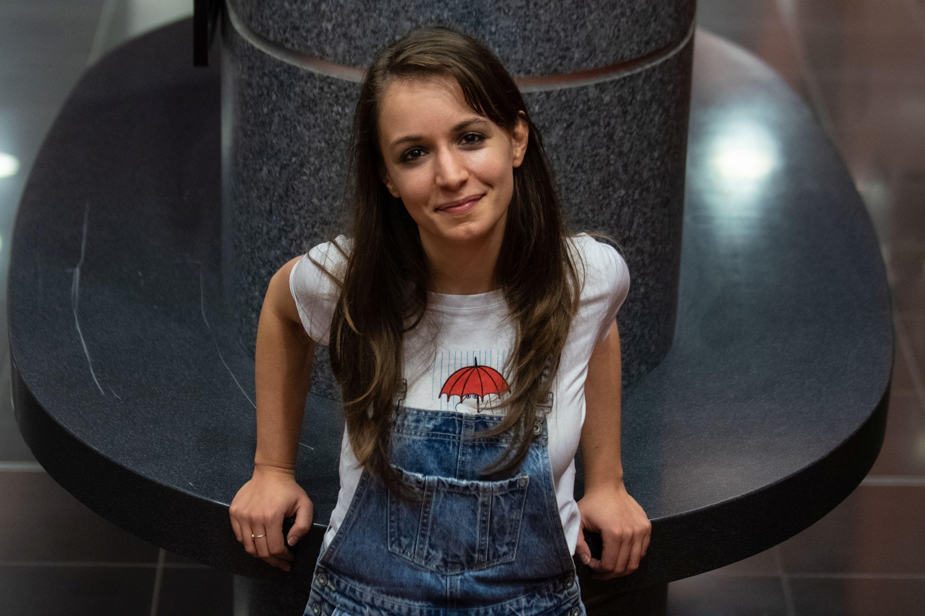 „Mindenképp hinnünk kell abban, hogy van értelme annak, amit csinálunk” – interjú az Időfutárban Zsófit megformáló Bach Zsófiával hír képe „Mindenképp hinnünk kell abban, hogy van értelme annak, amit csinálunk” – interjú az Időfutárban Zsófit megformáló Bach Zsófiával hír képe