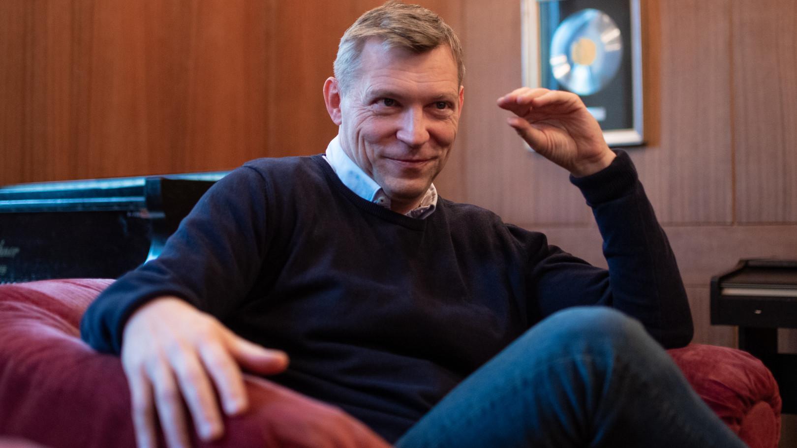 Nemcsak mondja, mutatja is a szöveget a Szegedi Nemzeti Színház jeltolmácsa, aki szerint a siketek is élvezik a zenét hír képe Nemcsak mondja, mutatja is a szöveget a Szegedi Nemzeti Színház jeltolmácsa, aki szerint a siketek is élvezik a zenét hír képe