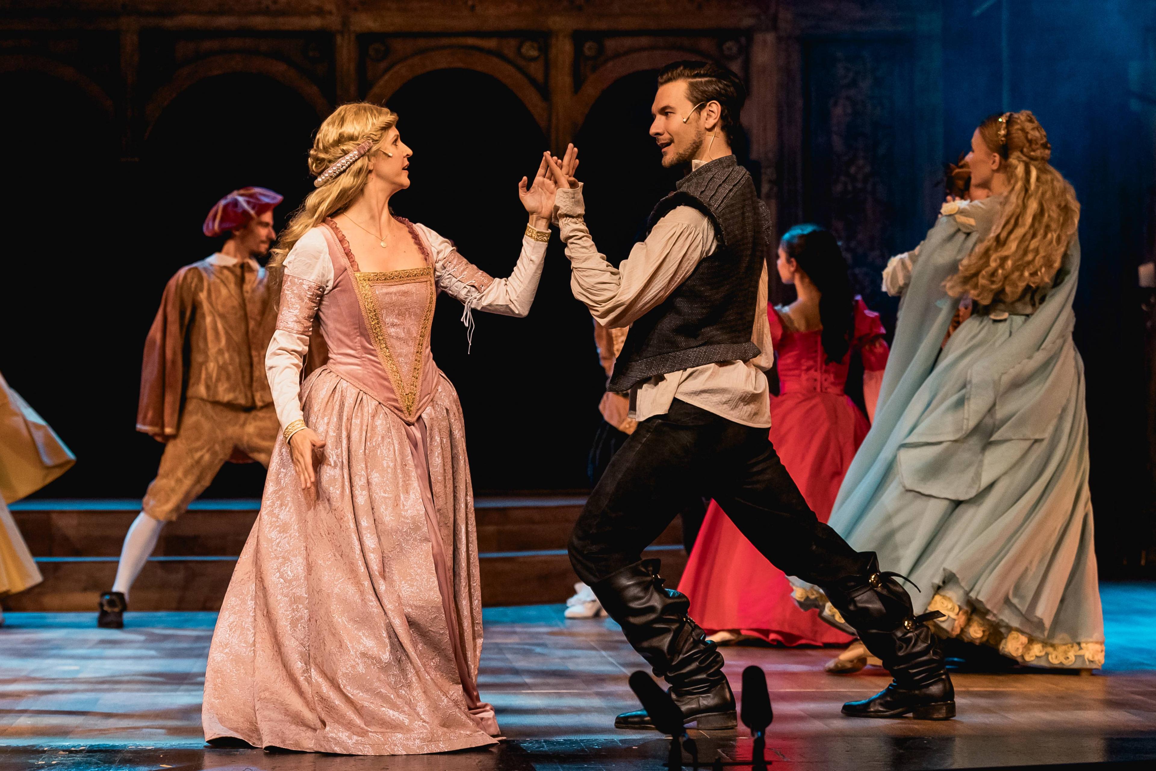 Szerelmes Shakespeare és a misztikum – avagy a színházban végül minden jóra fordul hír képe Szerelmes Shakespeare és a misztikum – avagy a színházban végül minden jóra fordul hír képe