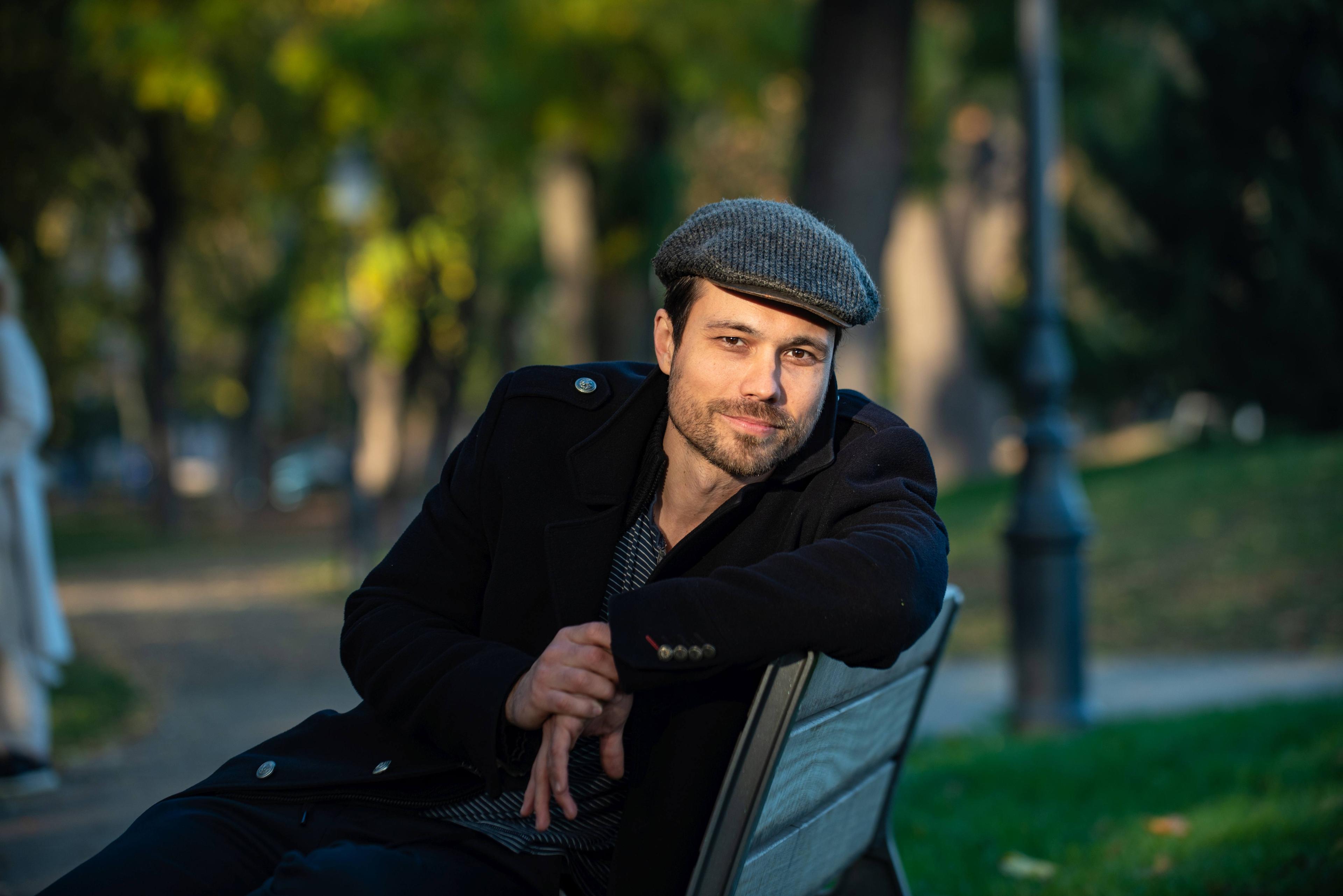 „…úgy érzem, hazajövök a színházba.” – interjú Rédei Rolanddal hír képe „…úgy érzem, hazajövök a színházba.” – interjú Rédei Rolanddal hír képe